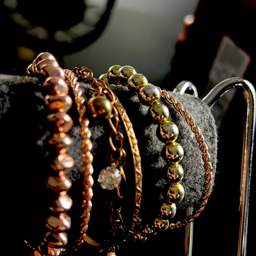 Set of 6 diverse complimentary bracelets .